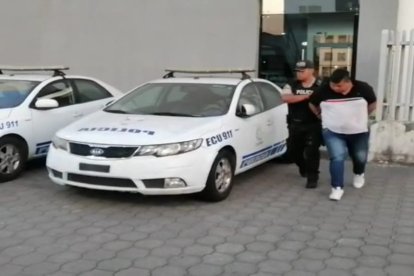 El detenido pretendió huir, pero no pudo lograrlo y resultó capturado.