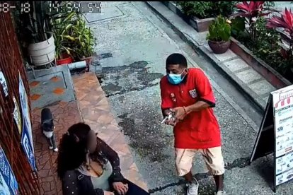 El hombre llevaba un arma de fuego en su mano izquierda.