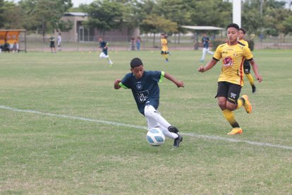 Abraham Rosero (i) es una de las figuras que tiene la Sub 13 de los Búhos de Guayaquil.