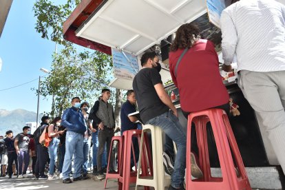 La fila puede tomar al menos una hora. No importa si llueve o hace sol.