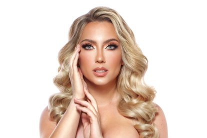 Estudia teatro desde los 15 años. Actualmente se prepara en danza y locución.