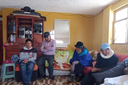 Los familiares de Nelly Negrete aguardan por el traslado de los cuerpos de sus parientes