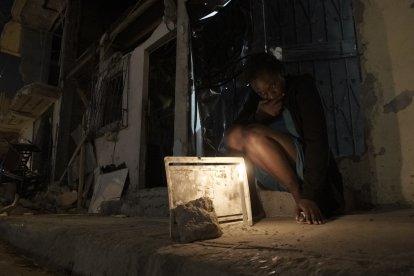 En la puerta de la casa de Leida falleció Roxana Montaño. Todos los días le prende una vela; a la vez ora para la ayuda llegue.