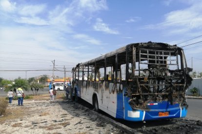 Lugareños comentaron que el conductor trataba de arrancar el vehículo cuando ocurrió el siniestro, en horas de la madrugada.