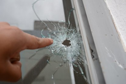 Tiros. Muchos destruyeron los ventanales, pero ninguna persona presentó lesiones.