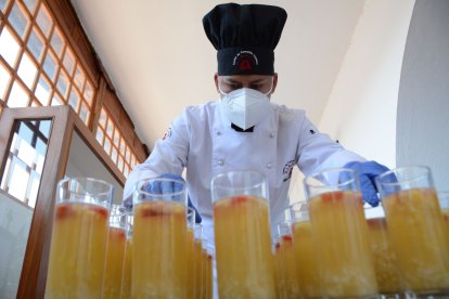 El rosero debe servirse frío. Primero se pone la fruta y luego se agrega el jugo.