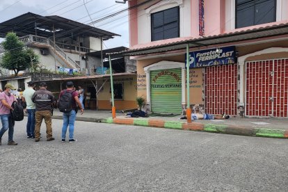 Sobre la vereda quedaron los cuerpos de.
