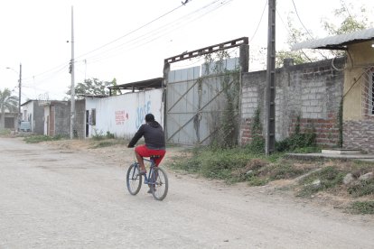 La vivienda en la que sucedió la explosión mantenía sus puertas cerradas dos horas después del incidente.