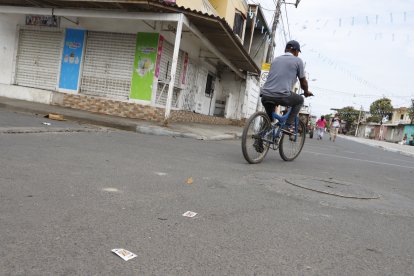 Al siguiente día aún se podían ver algunas cartas sobre la calzada.