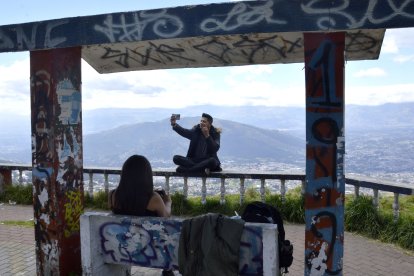 Los grafitis dañan las infraestructuras de los miradores.