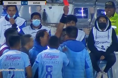 El árbitro Álex Cajas fue agredido por Héctor Chiriboga, preparador de arqueros de Macará.