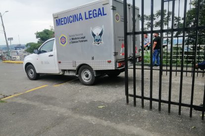 Los occisos estaban de fiesta, pero quien celebró fue la 'huesuda'. Sus cuerpos fueron trasladados por Medicina Legal.