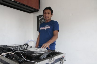 Édgar Lita construye carpas, pero en su tiempo libre hace transmisiones en vivo por Internet.