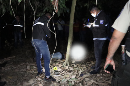 Personal de la Policía Nacional intentó buscar indicios, pero la oscuridad del sitio se los impidió.