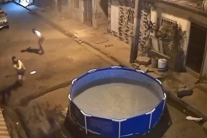 Ninguno de los disparos lo impactaron. Los criminales huyeron a pie.