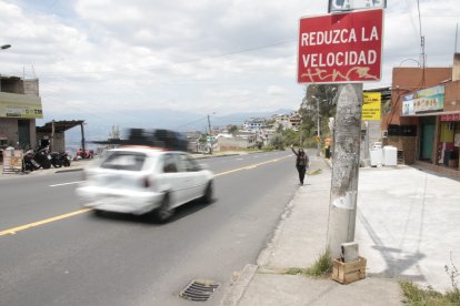 Pese a que existe un letrero para reducir la velocidad, los automotores hacen caso omiso.