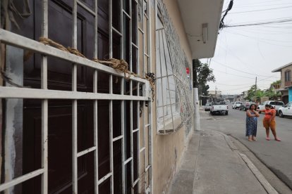 Producto del estallido  la puerta y ventana de esta casa quedaron destruidas. Colocaron un cerramiento provisional.