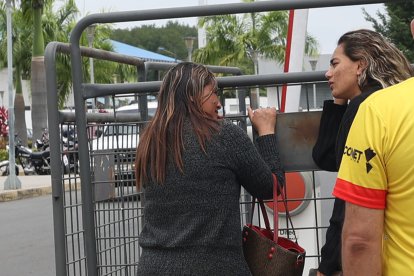 Familiares de Luis Solórzano llegaron a la morgue. Estaban consternados.