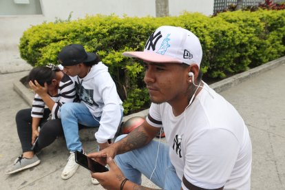 Vanessa Baque, esposa del occiso, recibe el consuelo de familiares.