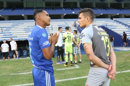 Eddie Guevara, de Emelec, y Mateo Zambrano, de Deportivo Cuenca, estuvieron en el campo de juego.