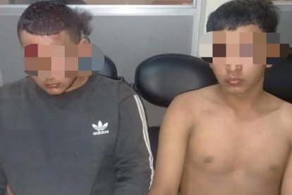 Los lugareños de la parroquia Paraíso La 14 estaban enardecidos y quemaron la moto donde se movilizaban los sujetos.