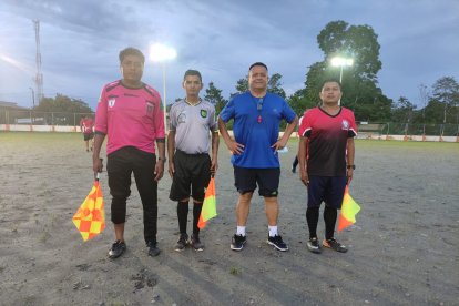 En 2007, el exárbitro Fifa, Félix Badaraco (azul), recibió un machetazo por parte de un hincha.