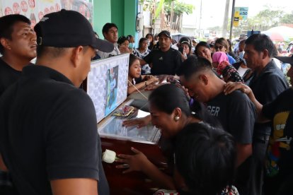 Fuera de la casa donde vivía la víctima conocidos lloraban desconsoladamente sobre el ataúd.