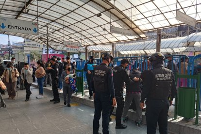 1. Los agentes de control hacen operativos diarios junto a la policía para decomisar armas.