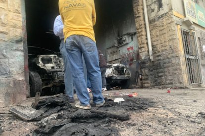 El dueño del taller presume que se trata de un atentado por parte de un usurero al que prestó dinero para invertir en su negocio.