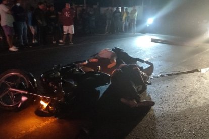 Los fallecidos quedaron sobre la carretera. La moto en que se movilizaban estaba reportada como robada.