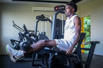 Michael Carcelén jugador de Barcelona haciendo trabajos de gimnasio.