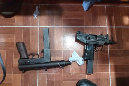 Dos de las armas decomisadas en las intervenciones policiales.