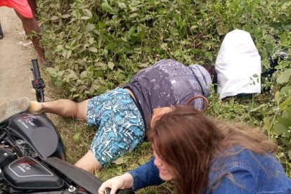 A Carlos Alberto Bucheli lo ‘tumbaron’ a bala de la moto. La madre no  asimilaba lo ocurrido.