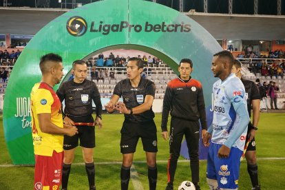 En el partido entre Aucas  y  Macará, el árbitro Álex Cajas (centro) fue agredido por Héctor Lautaro Chiriboga.
