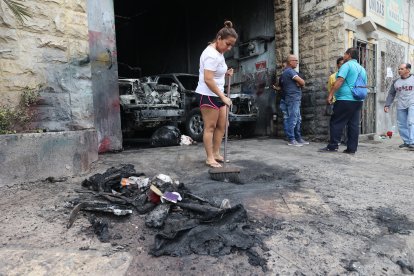 Tres carros   quedaron destruidos tras la explosión de una bomba en este taller.