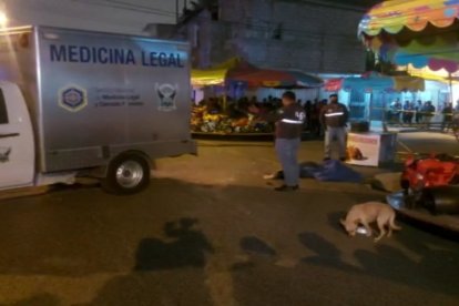 Agentes policiales llegaron a la zona para retirar el cadáver del sitio.