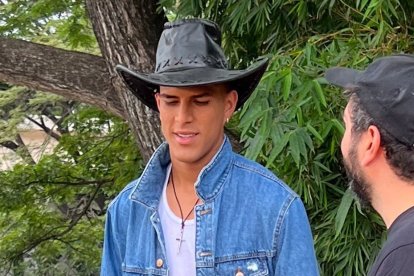 El zaguero ecuatoriano Piero Hincapié aparece en un comercial de televisión.