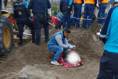 Según los voceros, sí se cumplieron con las normas de seguridad, pero la inestabilidad del suelo provocó un derrumbe que sepultó a los trabajadores.