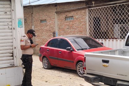 El agente estaba en el interior de un vehículo rojo.