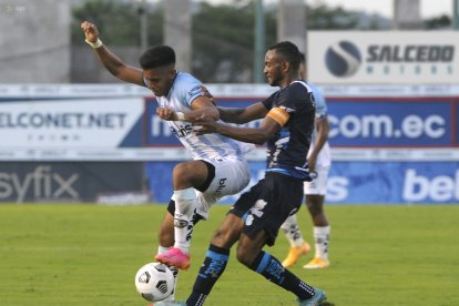 Luis Arce (d), capitán de Macará, aseguró estar avergonzado por lo que sucedió con el árbitro Álex Cajas.