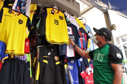 Las camisetas de Gonzalo Plata son las más requeridas por los aficionados nacionales.