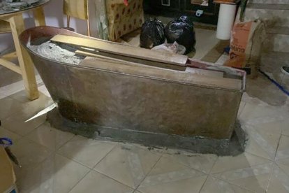 En esta tina de baño hallaron el cuerpo de José Octavio Tapia.
