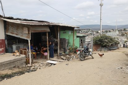 Los baleados conversaban en el exterior de este inmueble cuando llegaron los criminales. Sus familiares están aterrados.