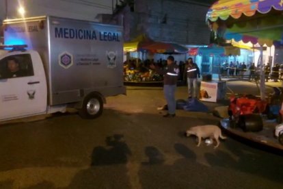 El cadáver de la mujer quedó en el piso, junto a unos juegos mecánicos.