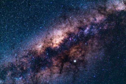 Un estudio revela cómo se formaron las estrellas del centro de la Vía Láctea