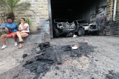 En este taller mecánico, ubicado en el suburbio, porteño ocurrió la explosión de una bomba molotov.