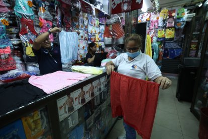 En una distribuidora de 6 de Marzo y 10 de Agosto venden enaguas de todos los colores.