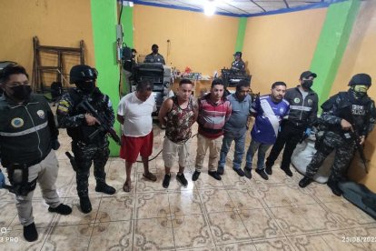 Los cinco bandidos iban a Venezuela y Colombia. Traían los billetes, les quitaban el tinte y luego plasmaban sobre estos los dolaritos. ¡Qué avezados!