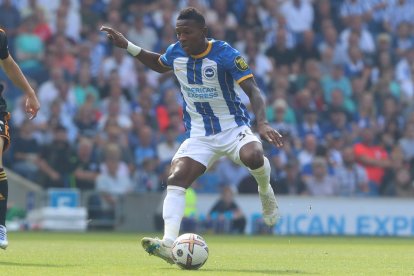 Pervis Estupiñán jugó su primer partido como titular con el Brighton.