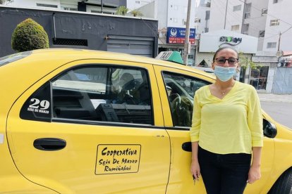Fernanda lleva 10 años al volante de un taxi. No es la primera vez que entrega un objeto olvidado.